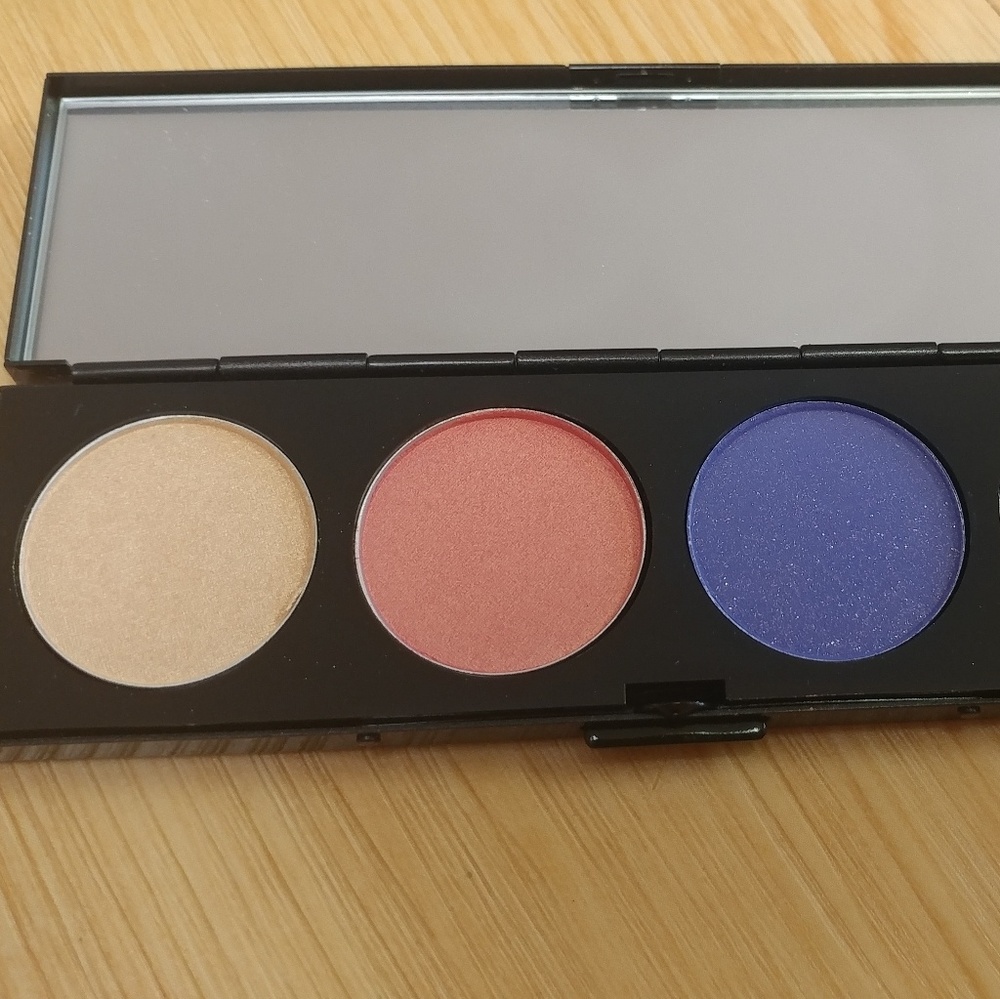 🎉Host Pick🎉🆕RARE Hello Kitty MAC Eyeshadow Quad - Picture 2 of 8